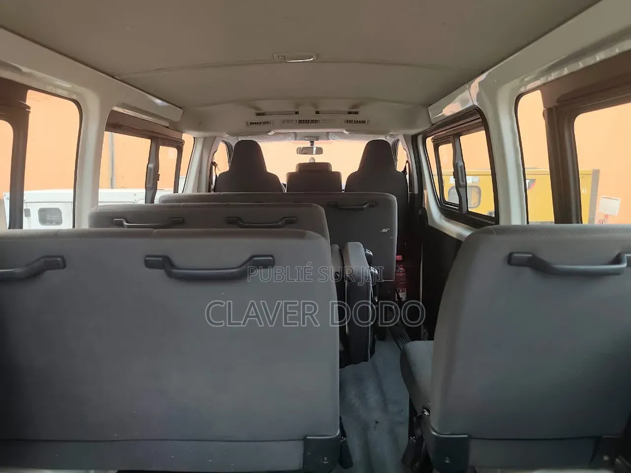 Toyota HiAce 2024 Blanc