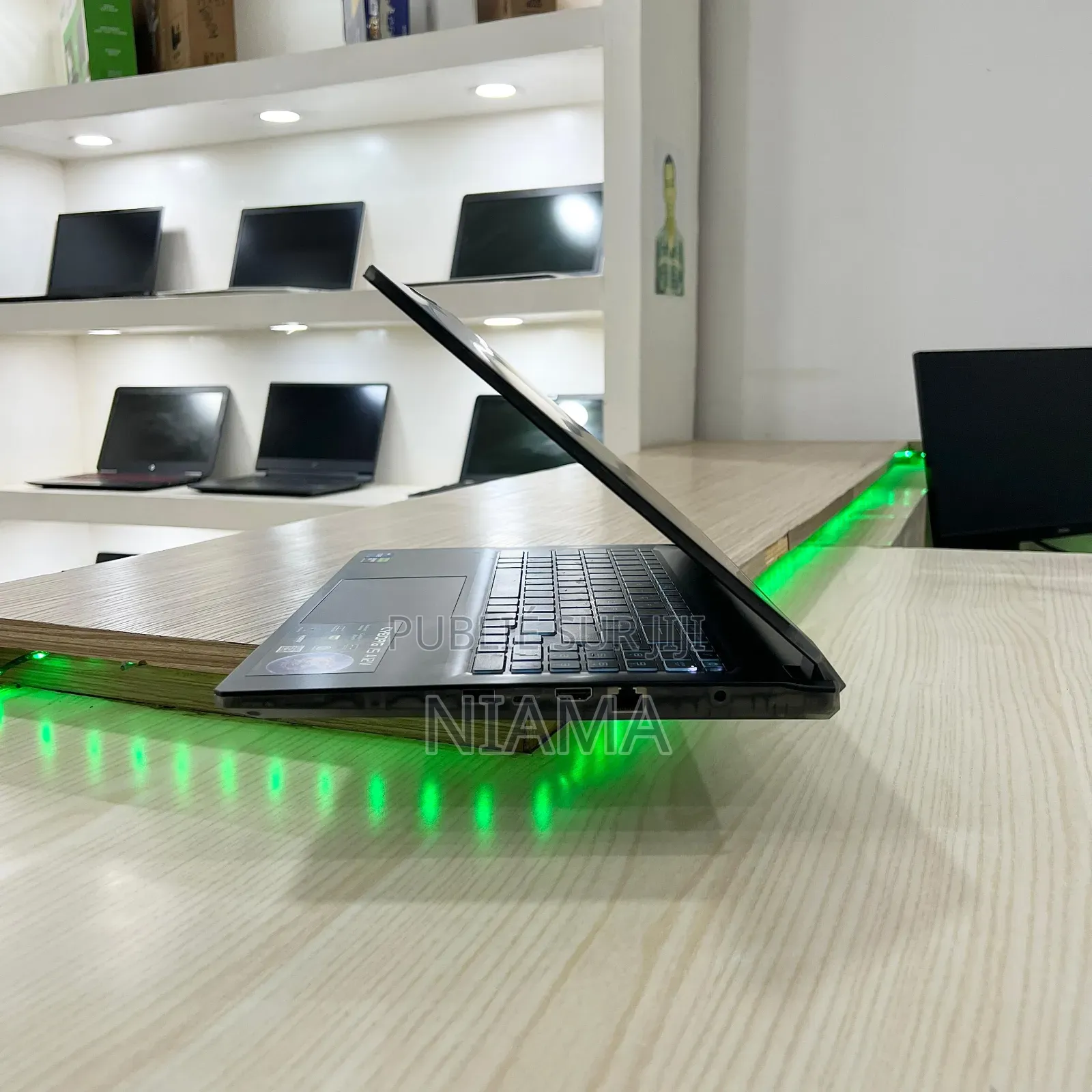 Nouveau Ordinateur portable MSI Cyborg 14 16GB Intel Core i5 SSD 512GB