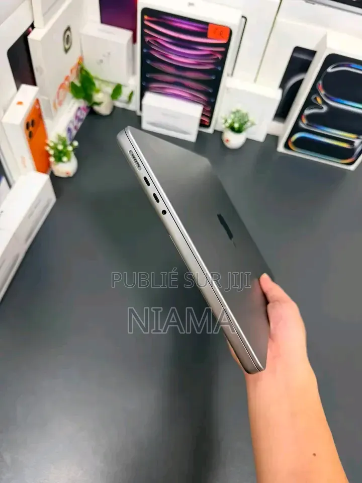 Nouveau Apple MacBook Pro 2023 M2 32GB Apple M2 SSD 512GB