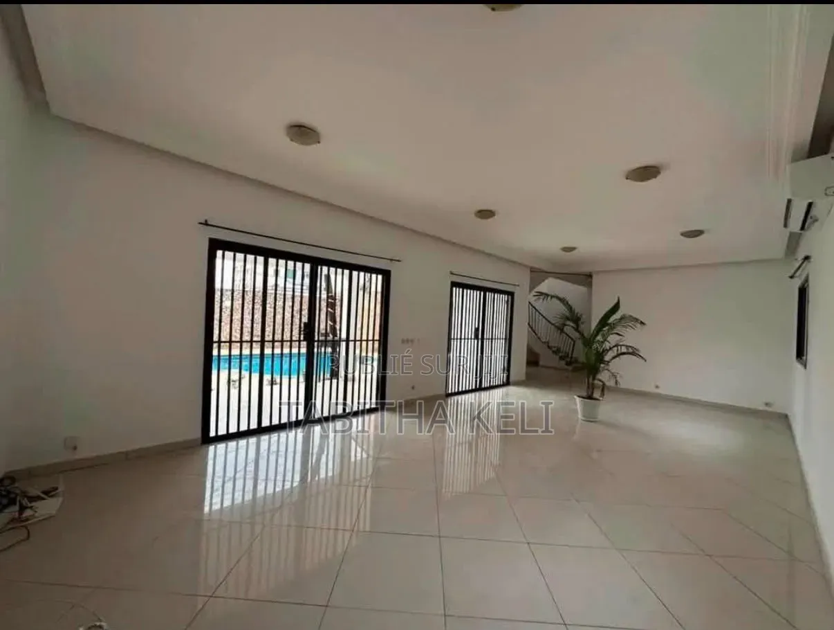 4chbre Duplex dans Francis Gweh, Cocody à Louer
