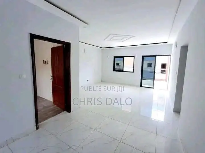 2chbre Appartement dans Djôlo Pierre, Cocody à Louer