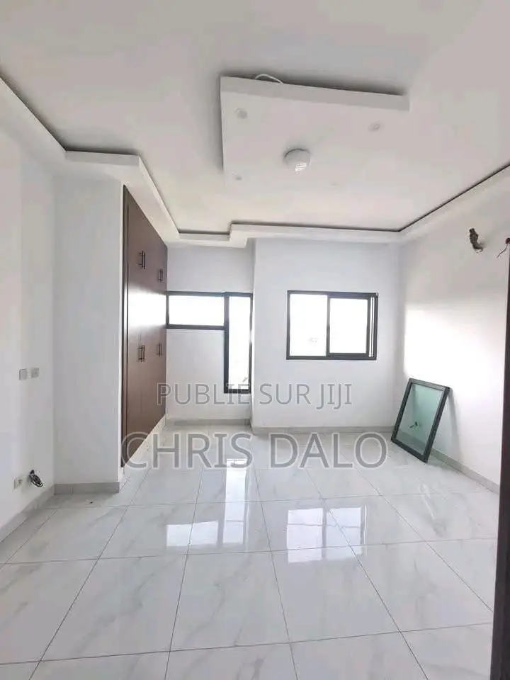 2chbre Appartement dans Djôlo Pierre, Cocody à Louer