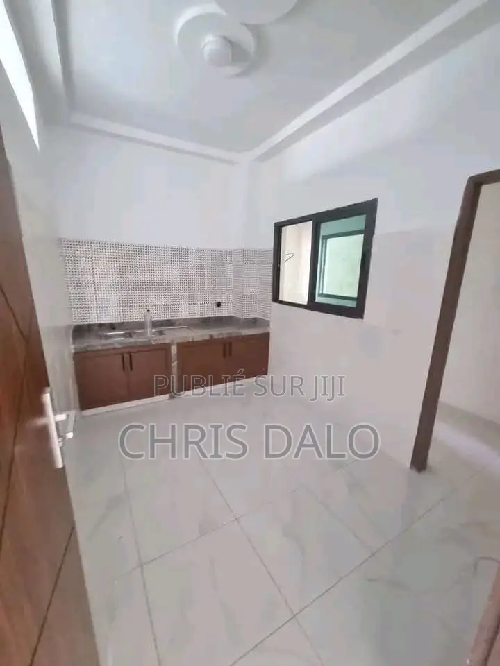2chbre Appartement dans Djôlo Pierre, Cocody à Louer