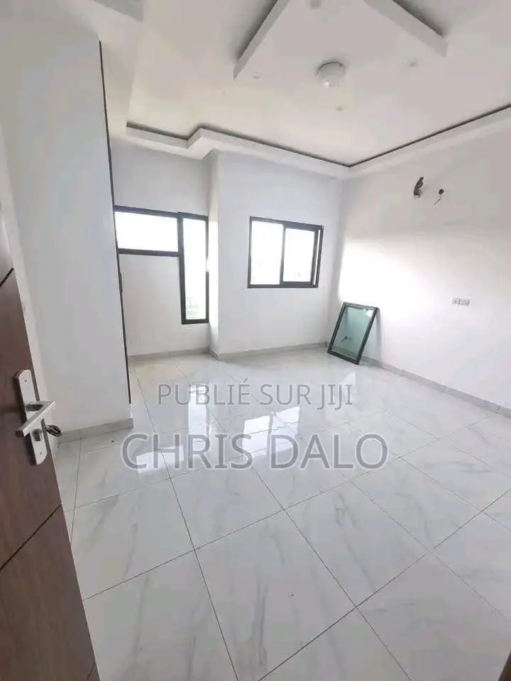 2chbre Appartement dans Djôlo Pierre, Cocody à Louer