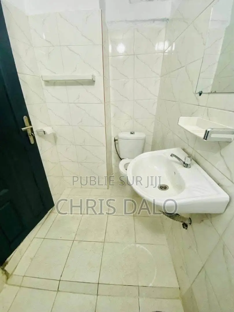 2chbre Appartement dans Djôlo Pierre, Cocody à Louer