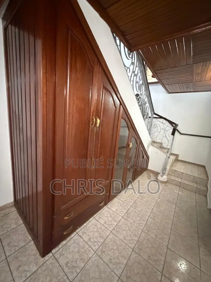 5chbre Duplex dans Djôlo Pierre, Cocody à Louer