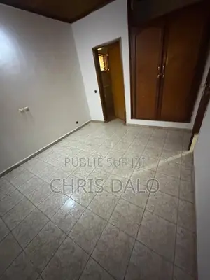 5chbre Duplex dans Djôlo Pierre, Cocody à Louer