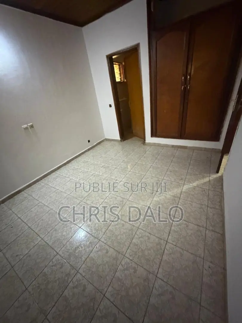 5chbre Duplex dans Djôlo Pierre, Cocody à Louer