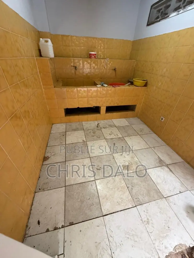 5chbre Duplex dans Djôlo Pierre, Cocody à Louer