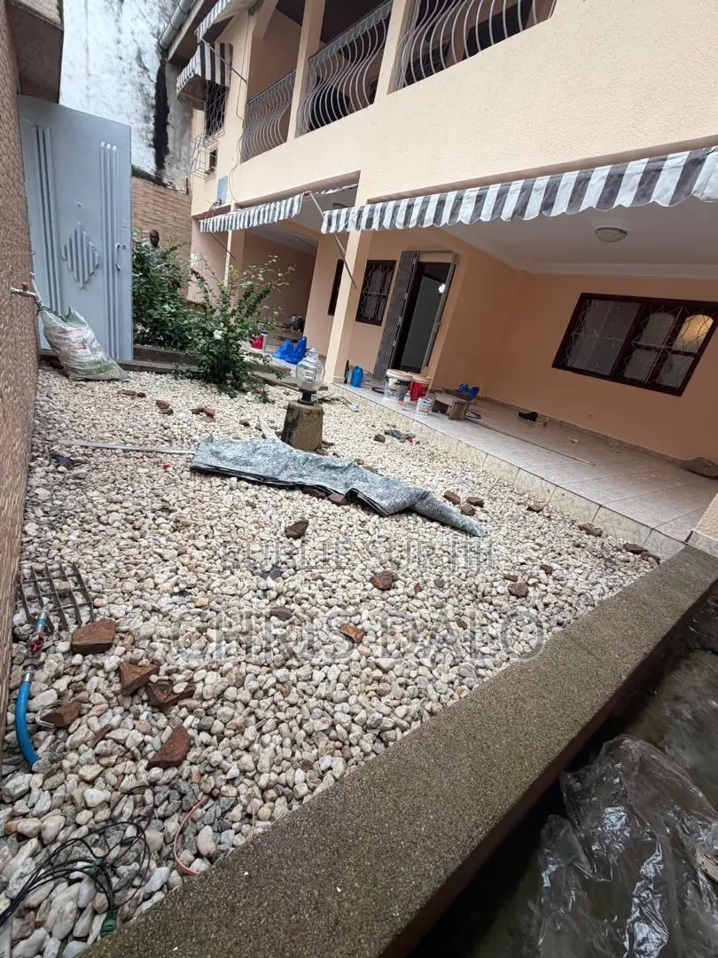 5chbre Duplex dans Djôlo Pierre, Cocody à Louer