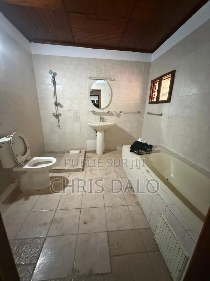 5chbre Duplex dans Djôlo Pierre, Cocody à Louer