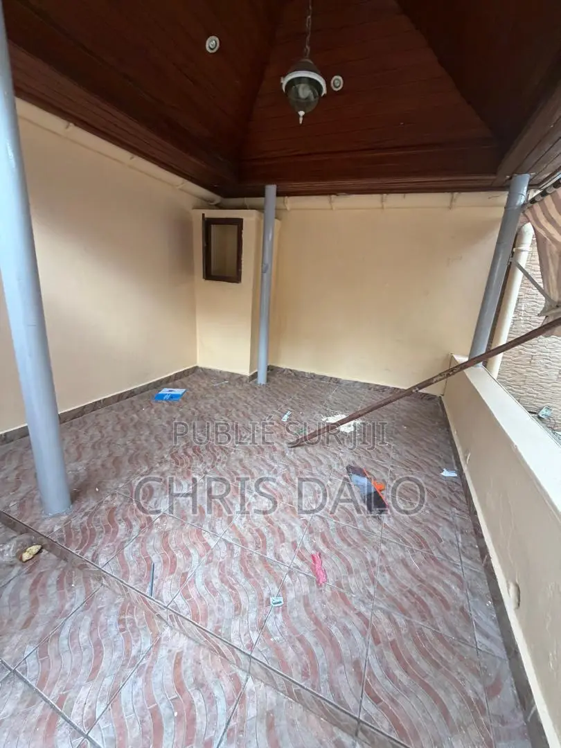 5chbre Duplex dans Djôlo Pierre, Cocody à Louer