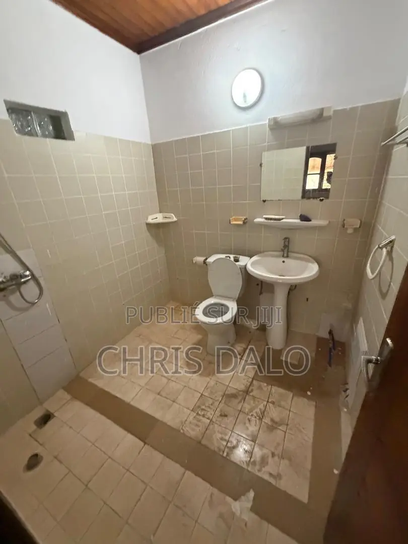 5chbre Duplex dans Djôlo Pierre, Cocody à Louer