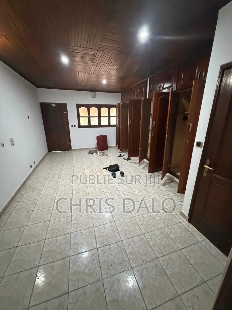 5chbre Duplex dans Djôlo Pierre, Cocody à Louer