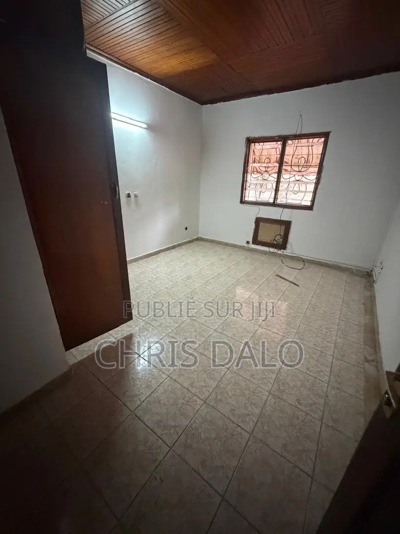 5chbre Duplex dans Djôlo Pierre, Cocody à Louer