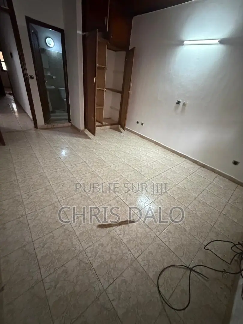 5chbre Duplex dans Djôlo Pierre, Cocody à Louer
