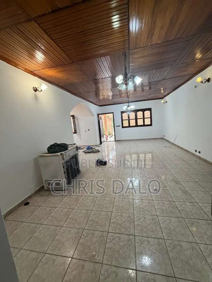 5chbre Duplex dans Djôlo Pierre, Cocody à Louer