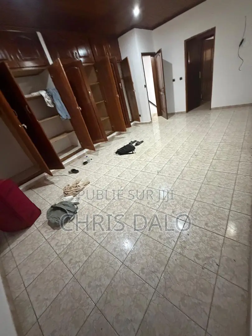5chbre Duplex dans Djôlo Pierre, Cocody à Louer
