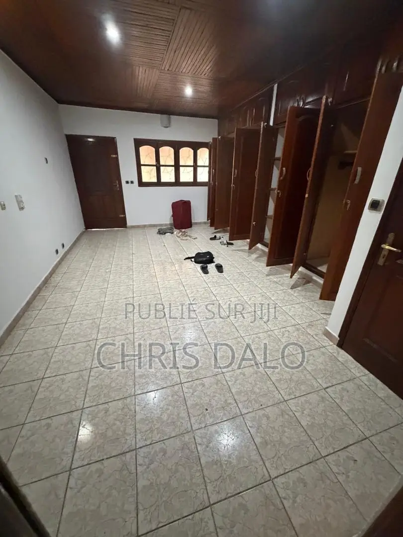 5chbre Duplex dans Djôlo Pierre, Cocody à Louer