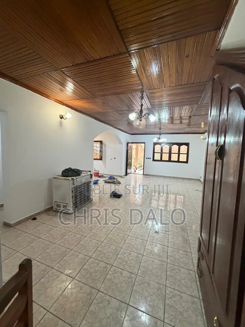 5chbre Duplex dans Djôlo Pierre, Cocody à Louer