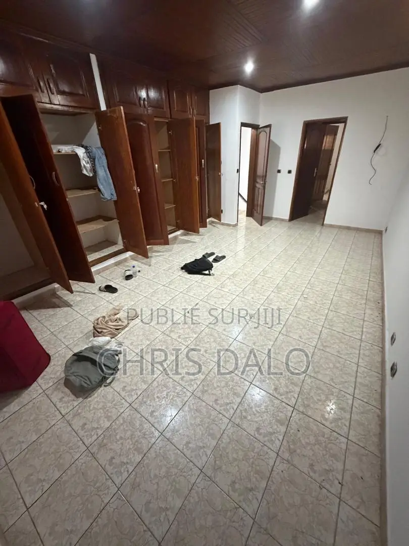 5chbre Duplex dans Djôlo Pierre, Cocody à Louer