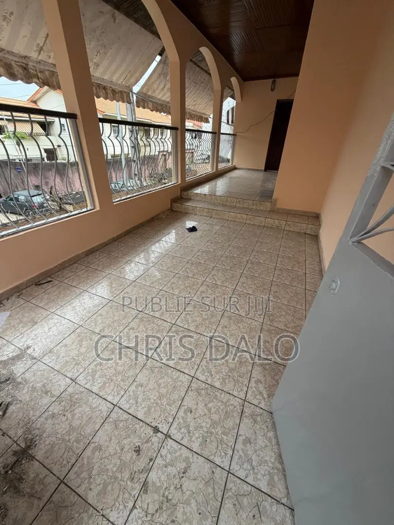 5chbre Duplex dans Djôlo Pierre, Cocody à Louer