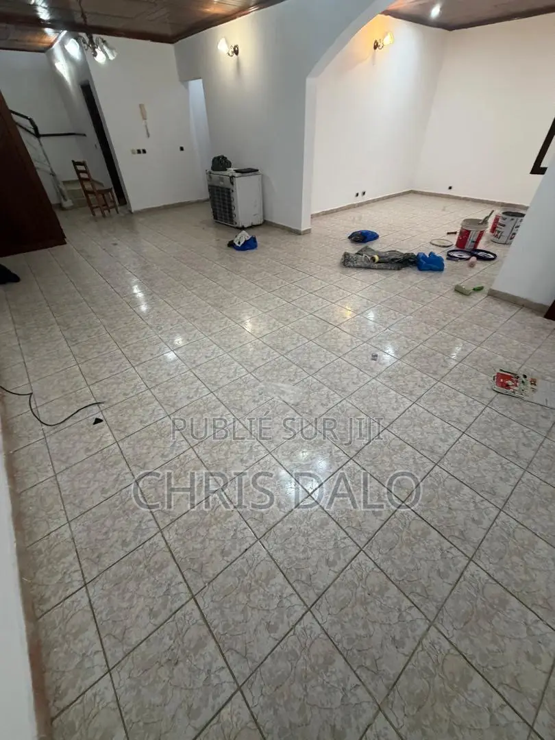 5chbre Duplex dans Djôlo Pierre, Cocody à Louer