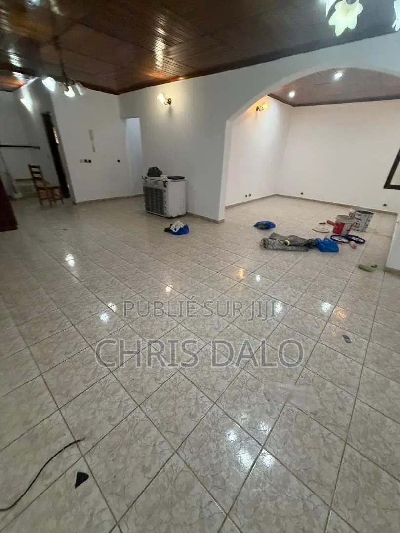 5chbre Duplex dans Djôlo Pierre, Cocody à Louer