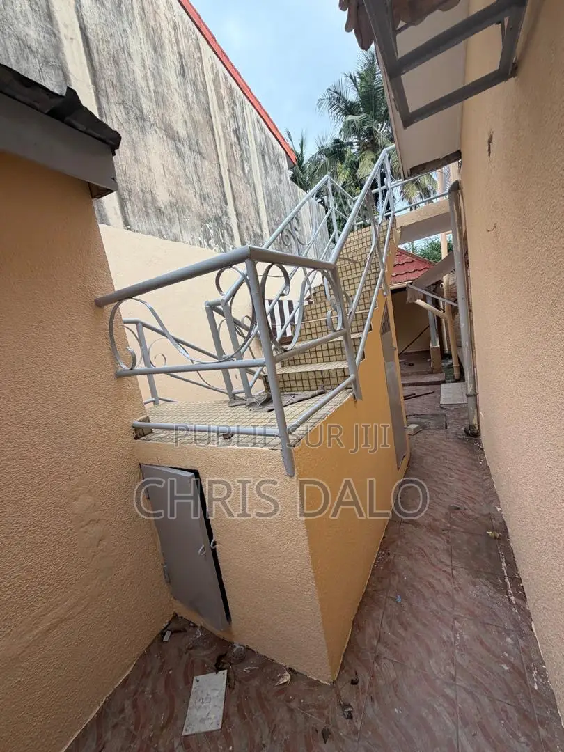 5chbre Duplex dans Djôlo Pierre, Cocody à Louer