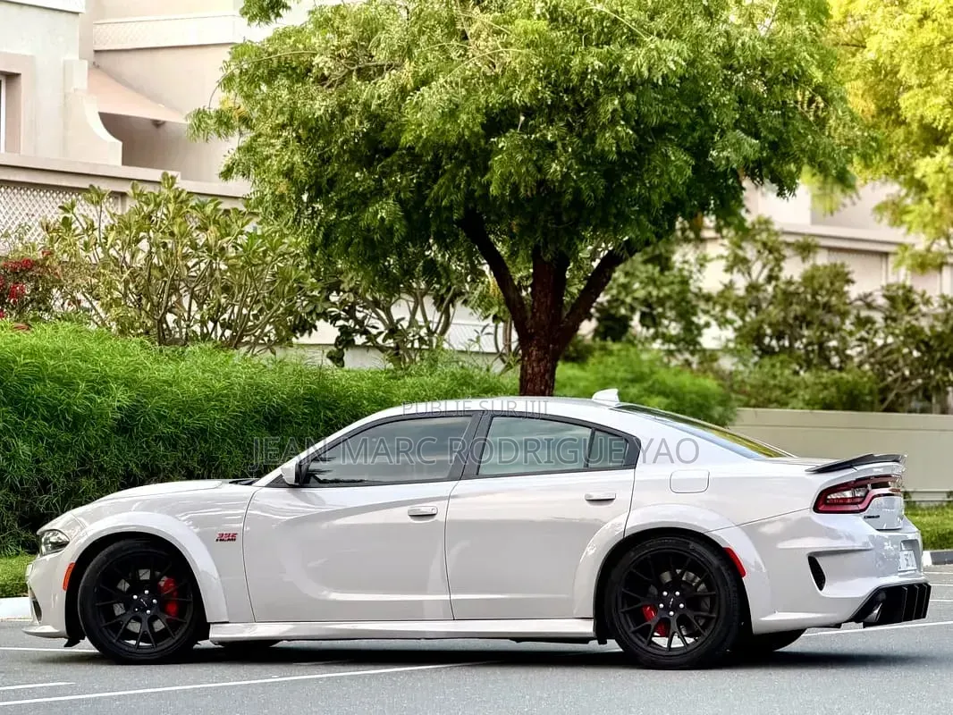 Nouveau Dodge Chargeur 2025 Blanc cassé