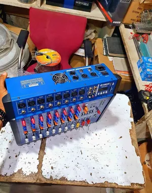 Mixer Amplifier 8 Pistes