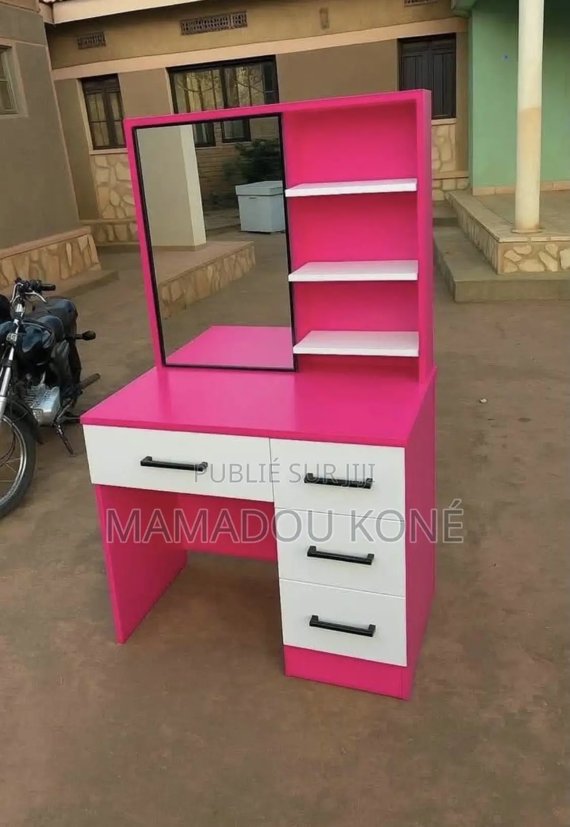 Coiffeuse Disponible