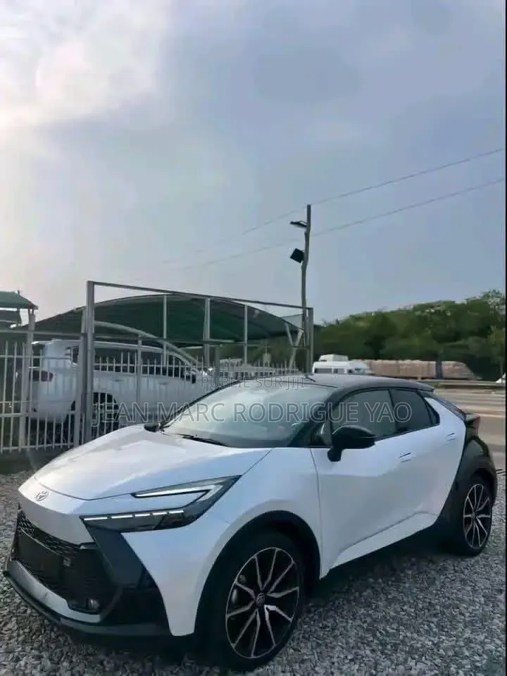 Nouveau Toyota C-HR 2025 Blanc cassé