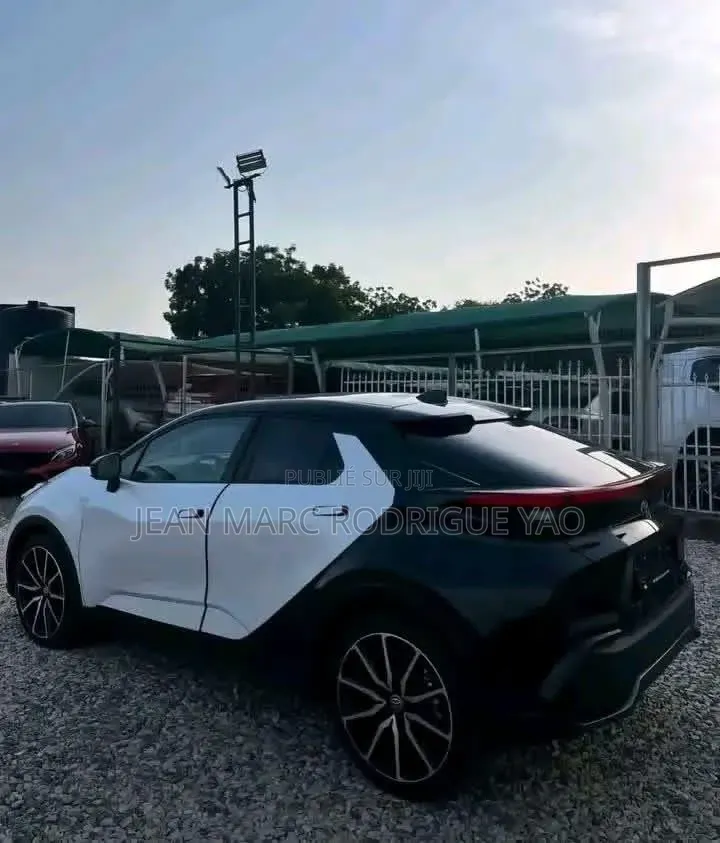Nouveau Toyota C-HR 2025 Blanc cassé