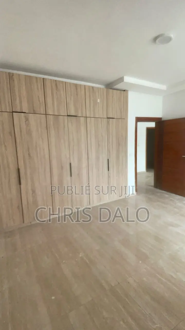 3chbre Appartement dans Sang Immobilier, Cocody à Louer