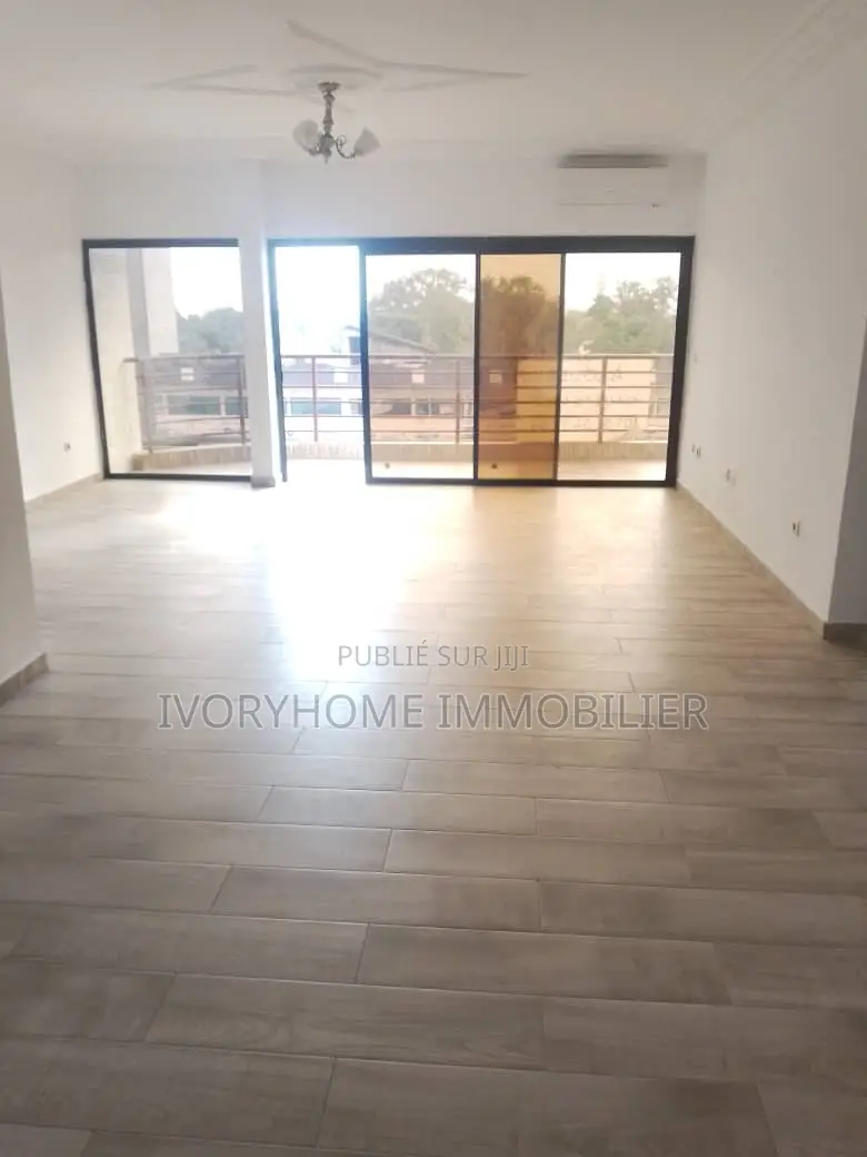 2chbre Appartement dans Cocody à Louer
