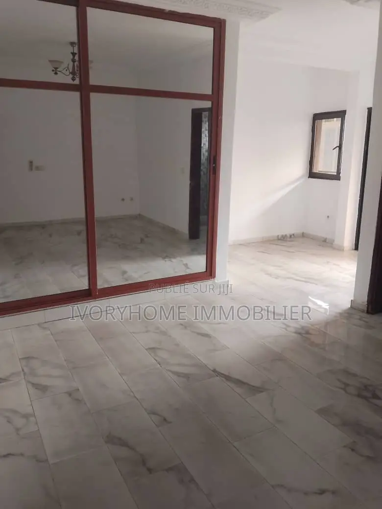2chbre Appartement dans Cocody à Louer
