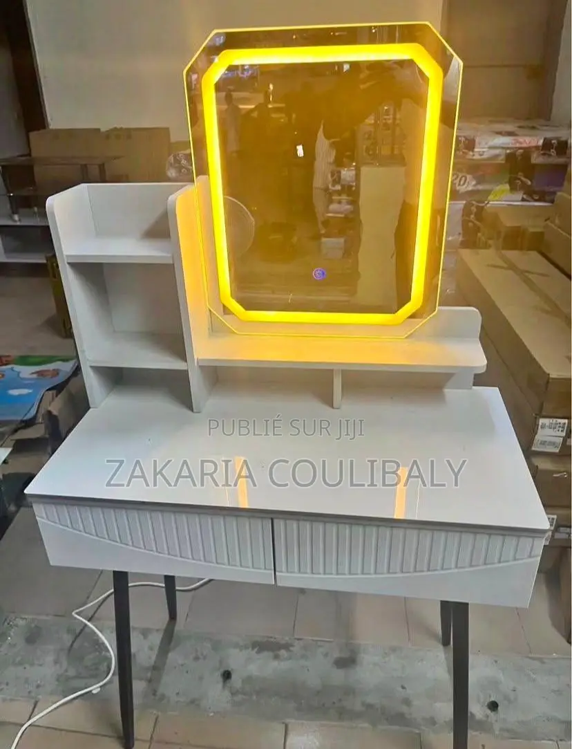 Coiffeuse De Bonne Qualité