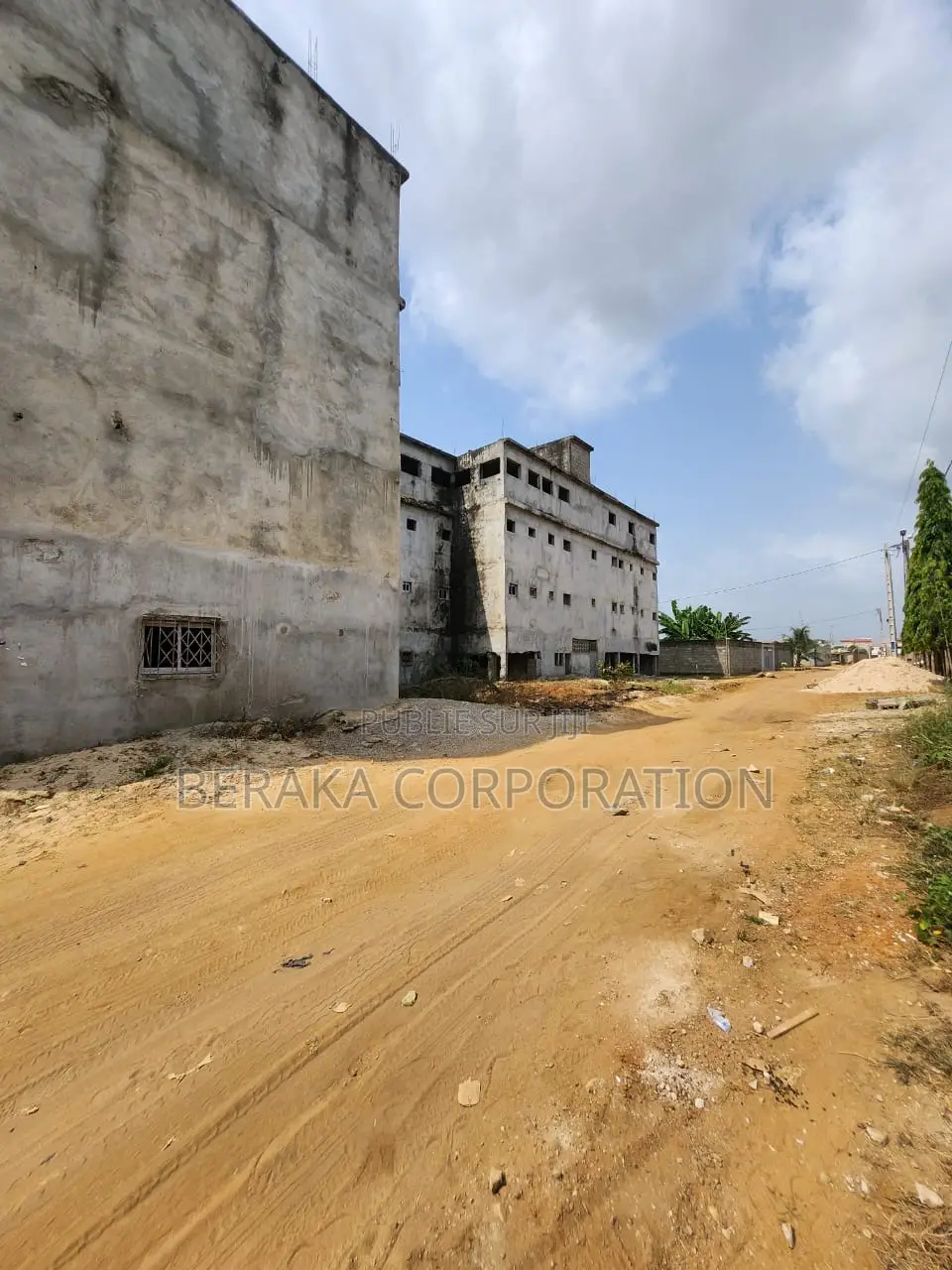 20chbre Blocs d'appartements dans Beraka Corporation, Songon à Vendre