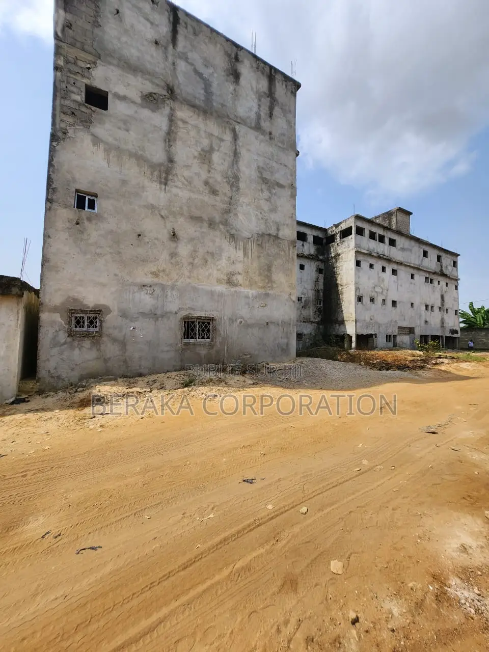 20chbre Blocs d'appartements dans Beraka Corporation, Songon à Vendre