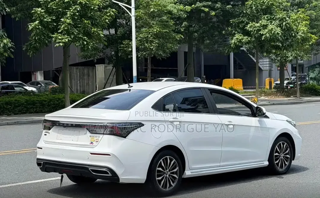 Nouveau Chery Arrizo 5 2025 Blanc cassé