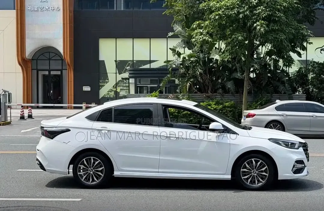 Nouveau Chery Arrizo 5 2025 Blanc cassé