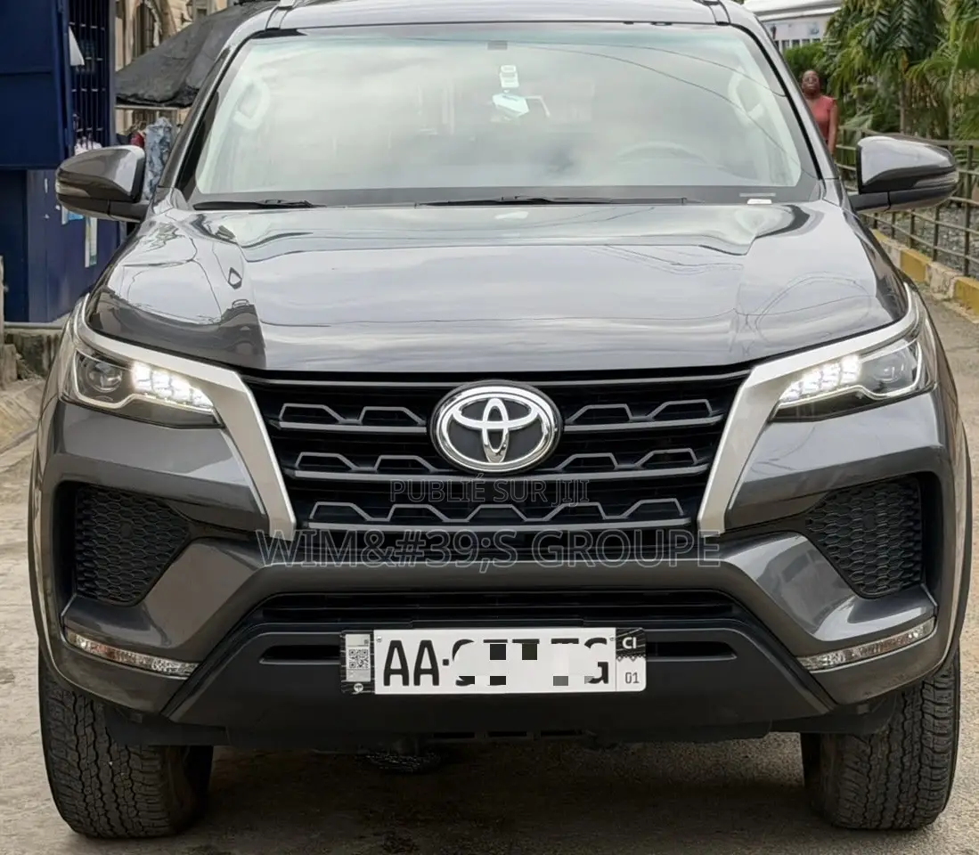 Nouveau Toyota Fortuner 2025 Gris