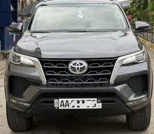 Nouveau Toyota Fortuner 2025 Gris