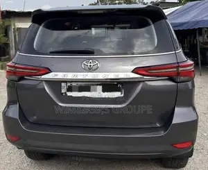 Nouveau Toyota Fortuner 2025 Gris