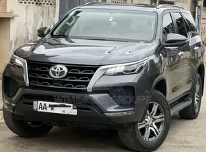 Nouveau Toyota Fortuner 2025 Gris