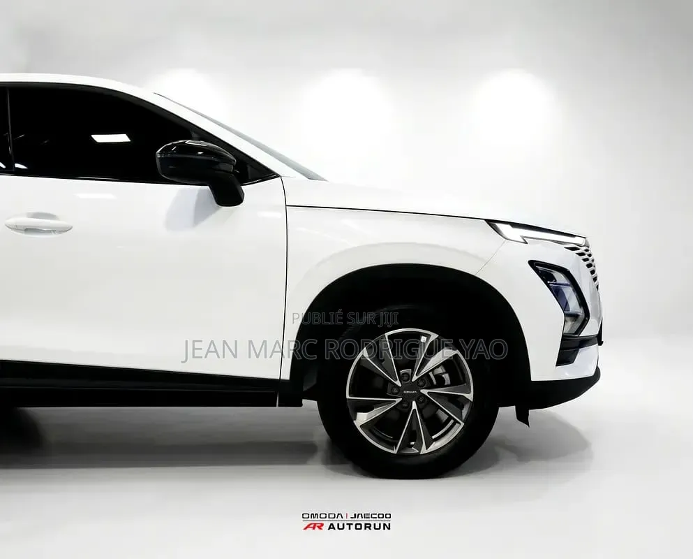 Nouveau Omoda C5 2025 Blanc cassé