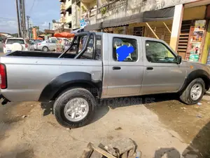 Nissan Hardbody 2010 Gris