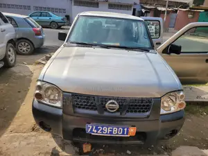 Nissan Hardbody 2010 Gris