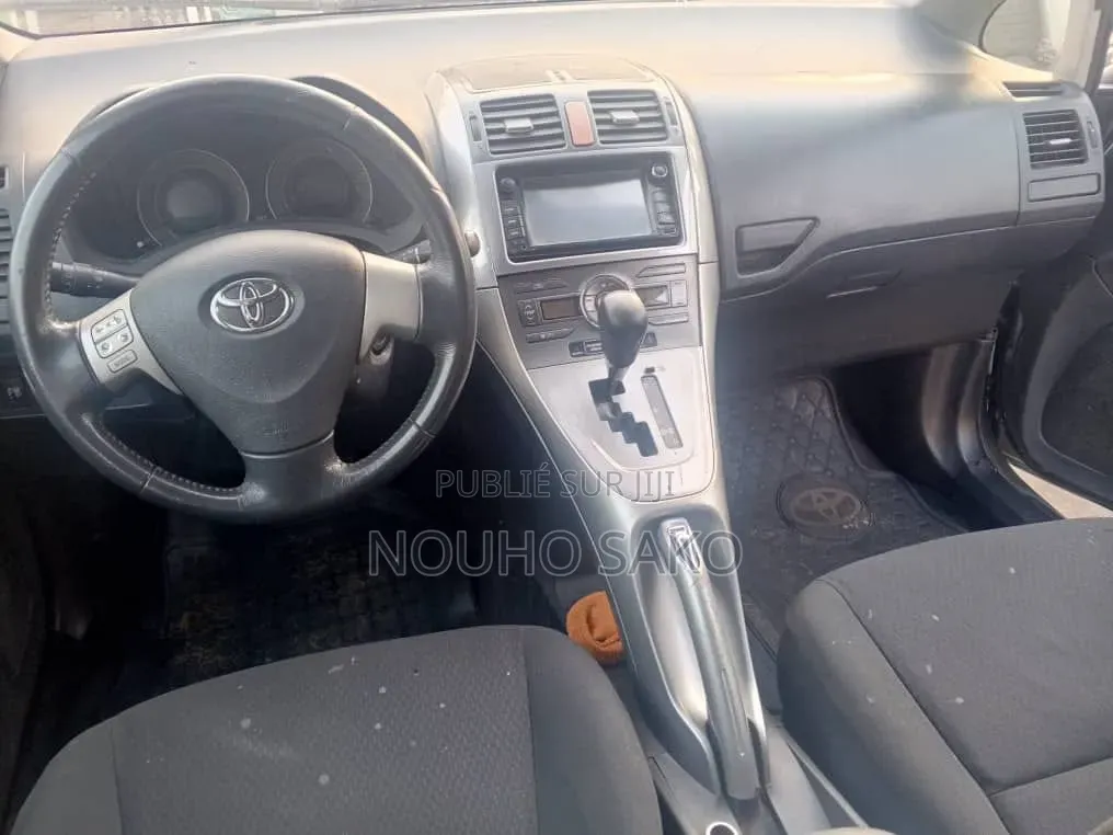 Toyota Auris 2018 Gris